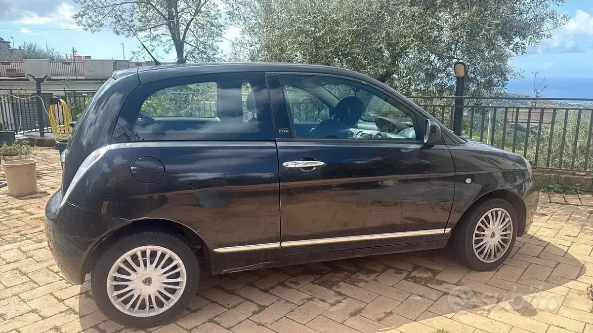 Usata Lancia Ypsilon 75 CV (55 kW) 2012 Nero Utilitaria