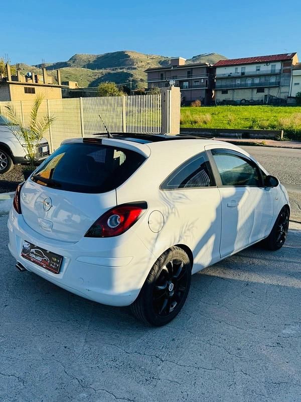Usata Opel Corsa Enjoy 90 CV (66 kW) 2009 Bianco Utilitaria