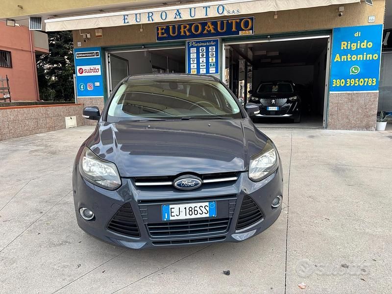 Grigio Usata 2011 Ford Focus Titanium Tre volumi | 3800 € (Buon prezzo) - Immagine 1/4