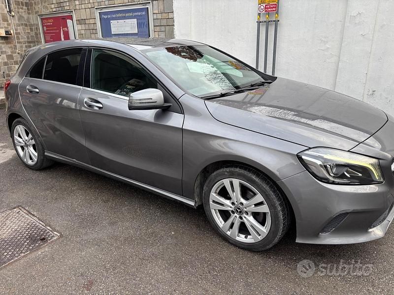 Usata Mercedes A180 Business 108 CV (79 kW) 2017 Grigio Berlina