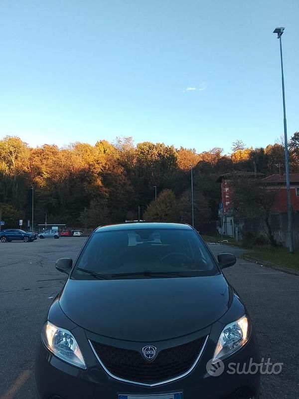 Usata Lancia Ypsilon 85 CV (62 kW) 2016 Grigio Utilitaria
