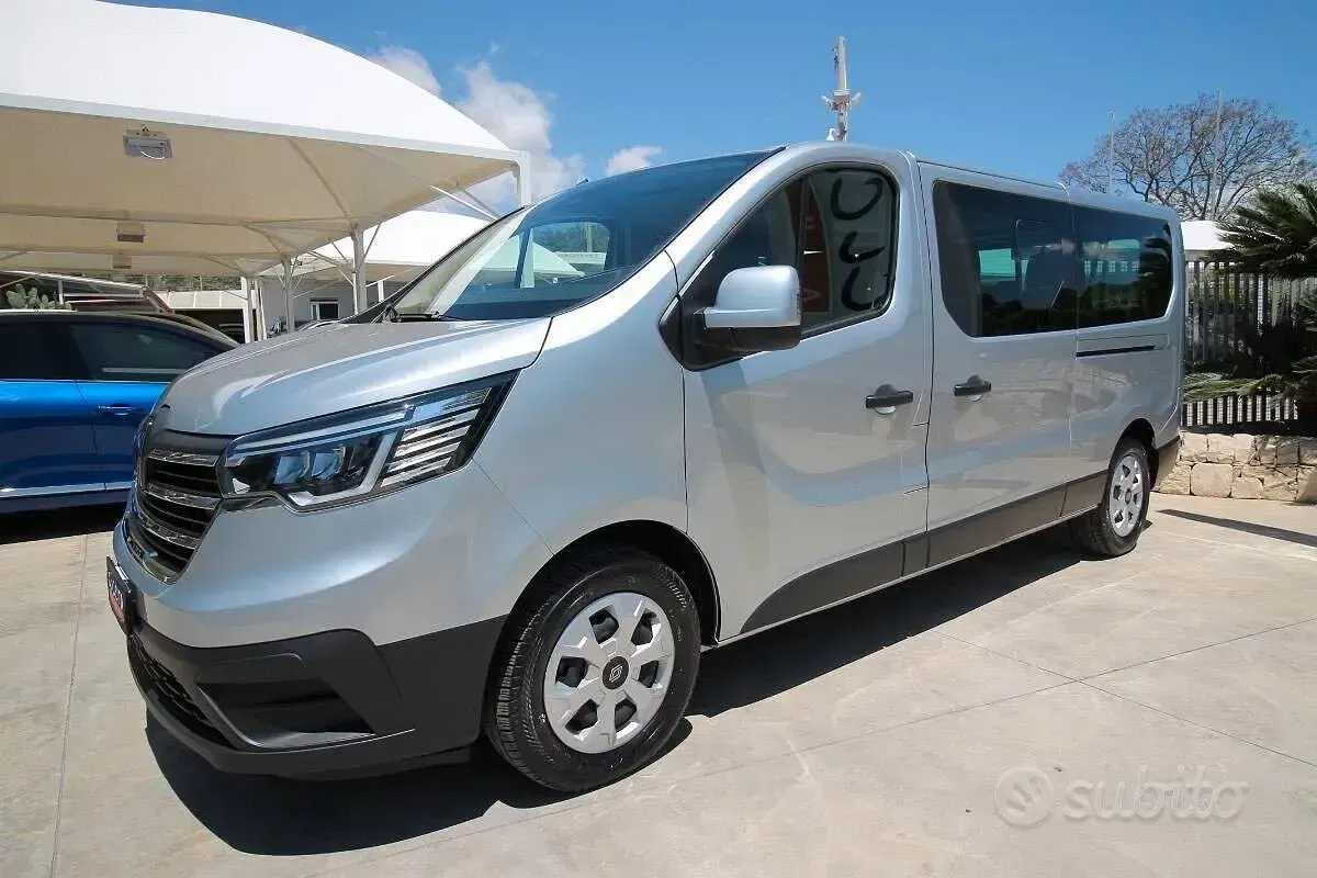 Usata Renault Trafic 150 CV (110 kW) 2024 Grigio Monovolume