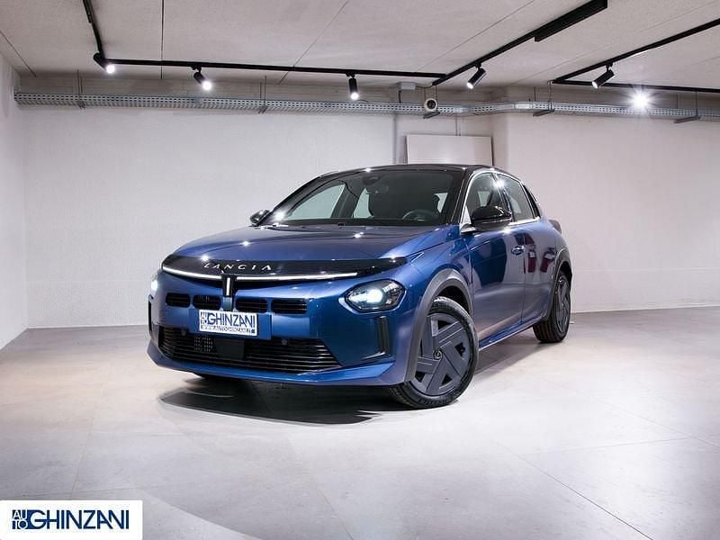 Usata Lancia Ypsilon 101 CV (74 kW) 2024 Blu / tetto nero Utilitaria