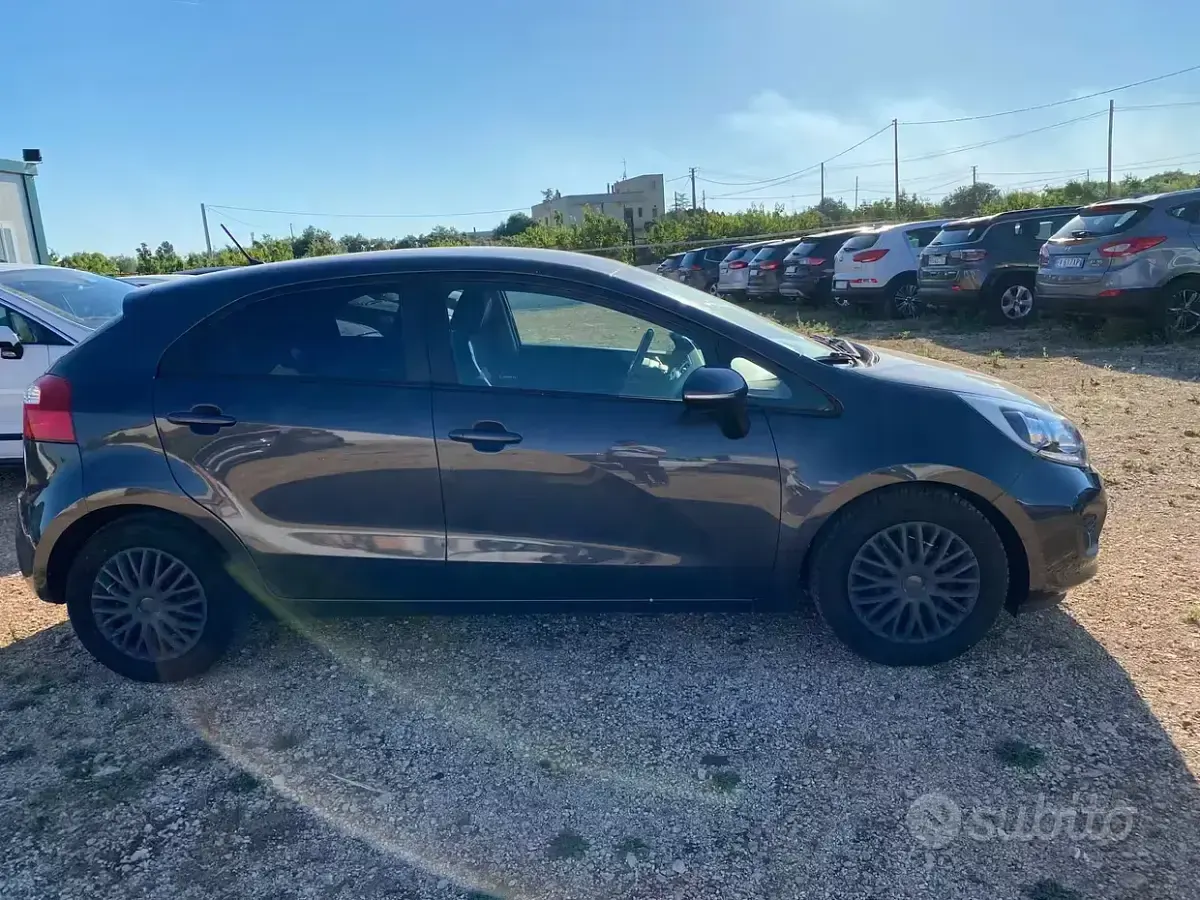 Usata Kia Rio 90 CV (66 kW) 2014 Grigio Berlina
