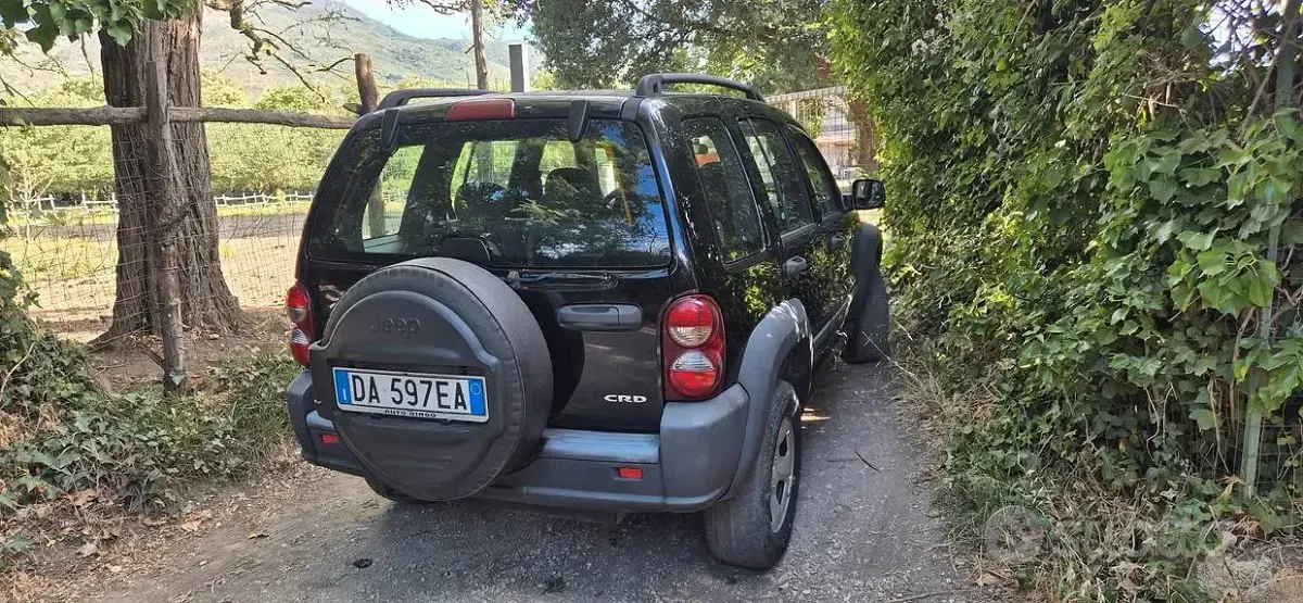 Usata Jeep Cherokee 163 CV (119 kW) 2006 Nero SUV