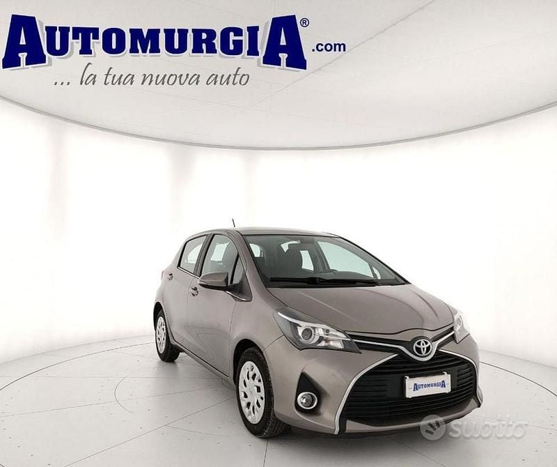 Beige(met.) Usata 2015 Toyota Yaris Lounge Tre volumi | 8990 € (Buon prezzo) - Immagine 1/4