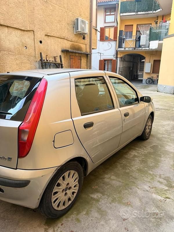 Usata Fiat Punto 80 CV (58 kW) 2002 Grigio Berlina
