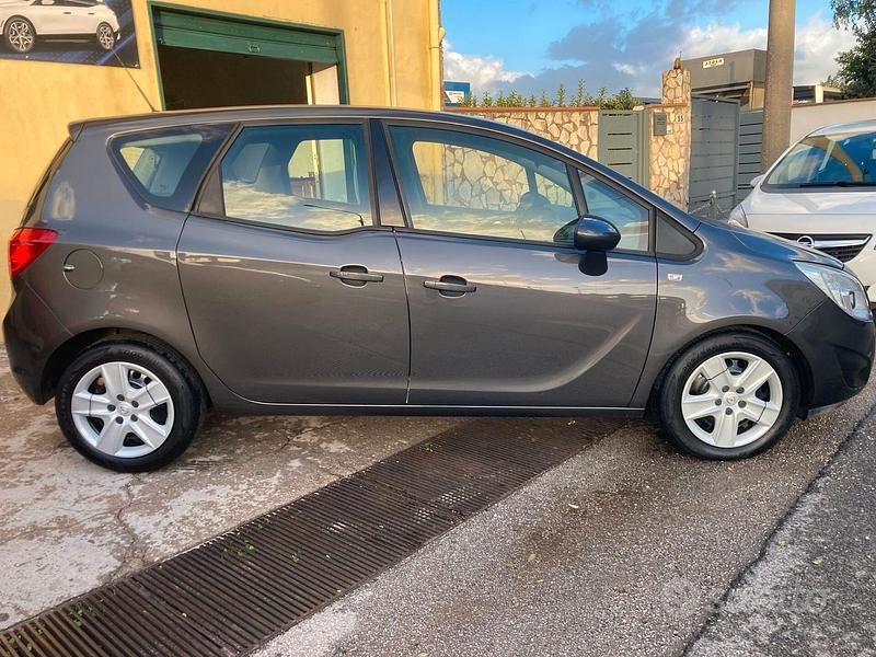 Usata Opel Meriva 101 CV (74 kW) 2011 Grigio Monovolume