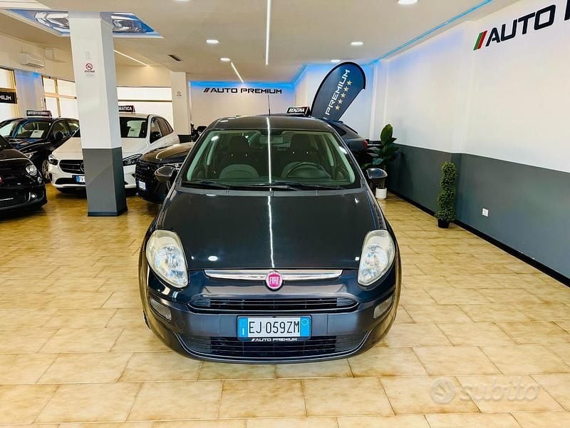 Begagnad Fiat Punto 95 HK (69 kW) 2011 Grå Halvkombi