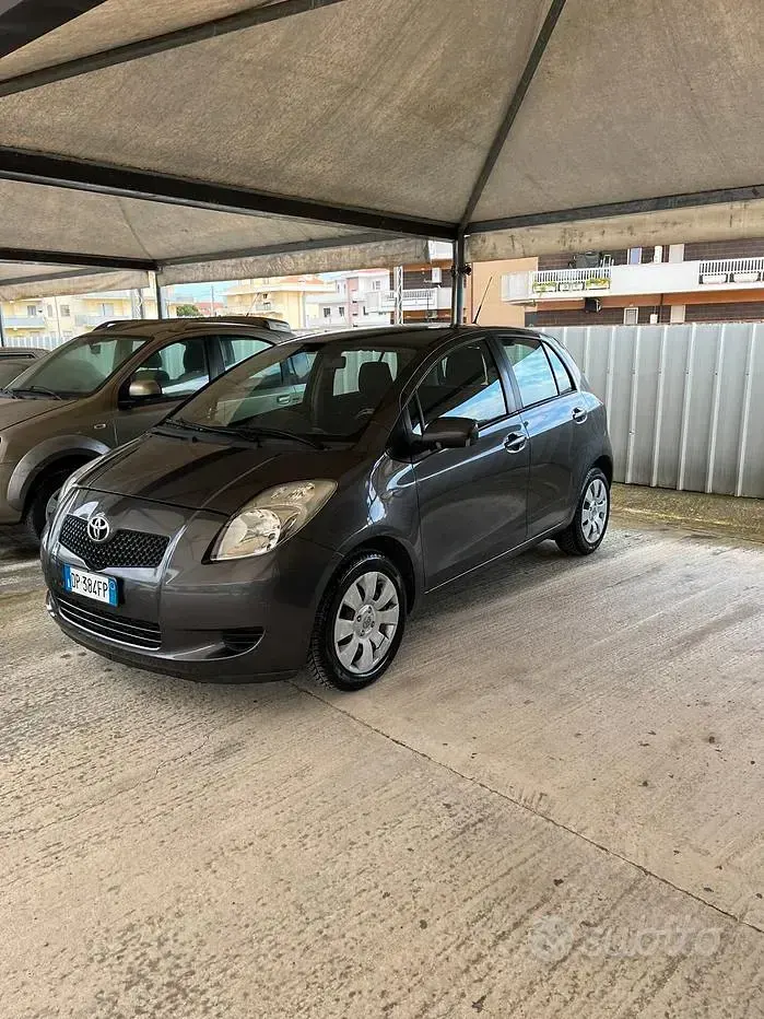 Begagnad Toyota Yaris 69 HK (50 kW) 2010 Grå Halvkombi