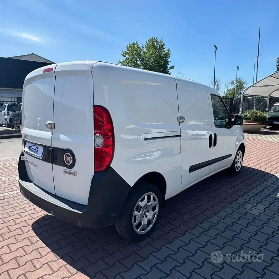 Usata Fiat Doblò Lounge 105 CV (77 kW) 2021 Bianco Monovolume