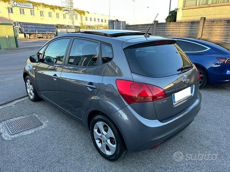 Usata Kia Venga 90 CV (66 kW) 2010 Grigio Utilitaria