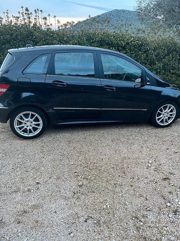 Usata Mercedes B200 140 CV (102 kW) 2009 Nero Monovolume