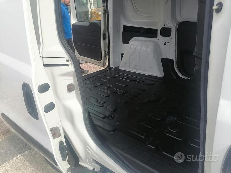 Usata Fiat Doblò 104 CV (76 kW) 2012 Bianco Monovolume