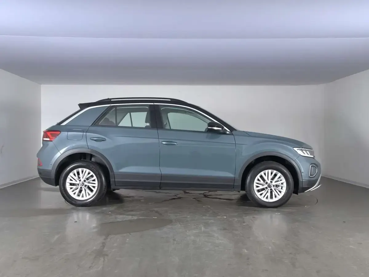 Usata VW T-Roc Life 150 CV (110 kW) 2025 Petroleum blue metallizzato nero SUV