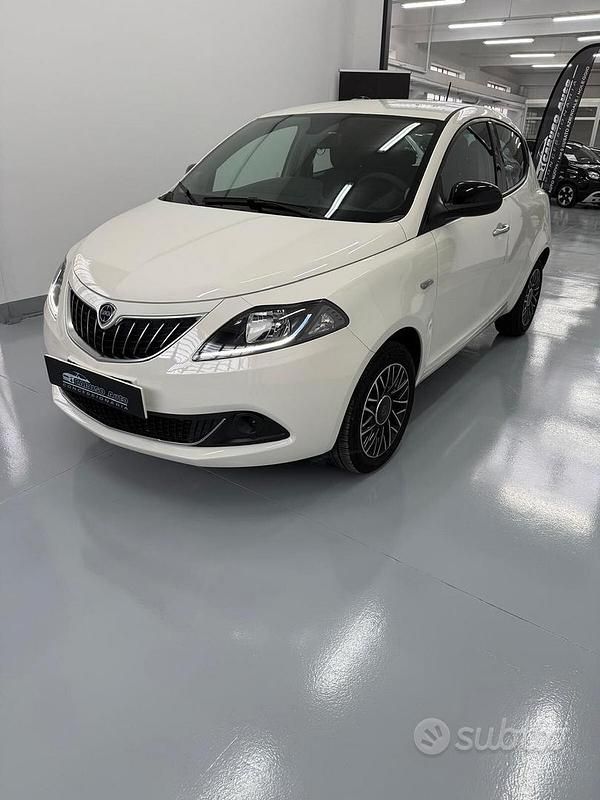 Usata Lancia Ypsilon Gold 69 CV (50 kW) 2024 Blu Utilitaria