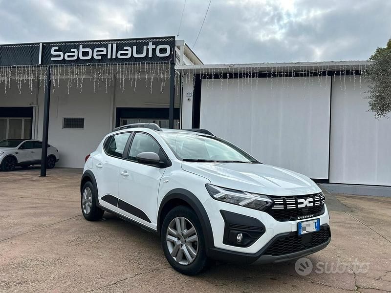 Bianco Usata 2023 Dacia Sandero Expression Due volumi | 14.500 € (Cara) - Immagine 1/4