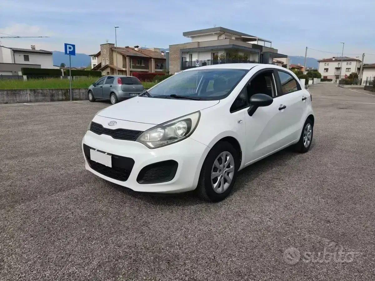 Usata Kia Rio 75 CV (55 kW) 2012 Bianco Utilitaria