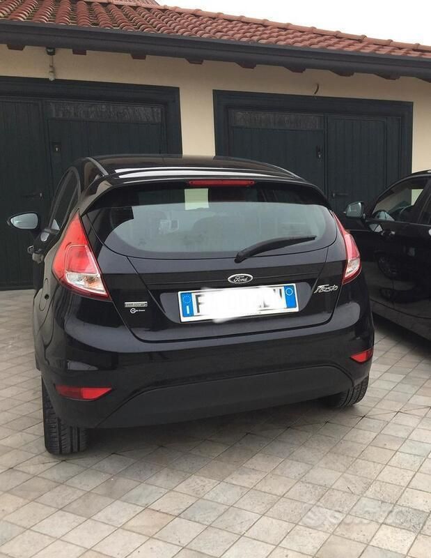 Usata Ford Fiesta Business Edition 101 CV (74 kW) 2015 Nero Utilitaria