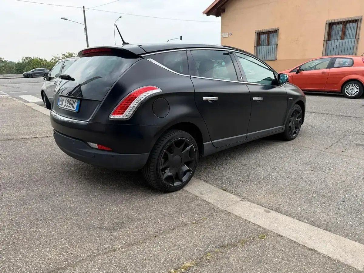 Begagnad Lancia Delta 200 HK (147 kW) 2009 Svart Halvkombi