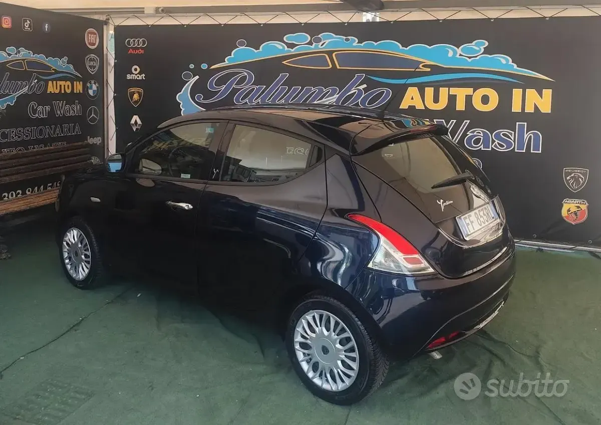 Usata Lancia Ypsilon Platinum 69 CV (50 kW) 2016 Bluazzurro Utilitaria