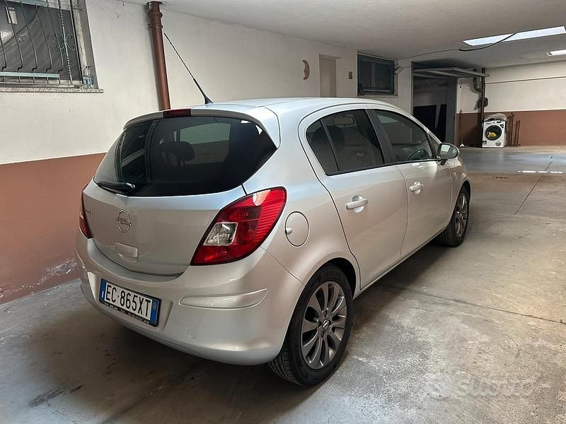 Usata Opel Corsa Edition 85 CV (62 kW) 2010 Grigio Utilitaria