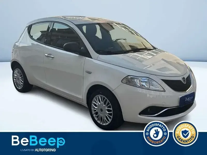 Usata Lancia Ypsilon Silver 69 CV (50 kW) 2017 Bianco pastello Utilitaria