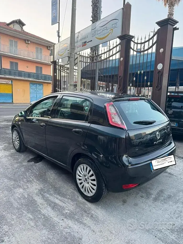 Usado Fiat Punto Active 60 CV (44 kW) 2010 Negro Utilitario