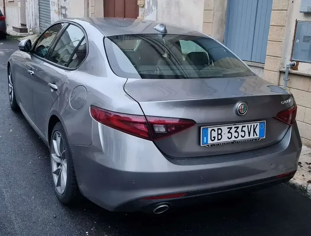 Usata Alfa Romeo Giulia 160 CV (117 kW) 2020 Argento Berlina
