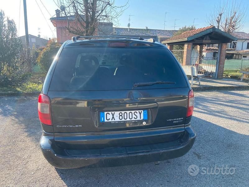 Usata Chrysler Voyager 150 CV (110 kW) 2005 Nero Monovolume