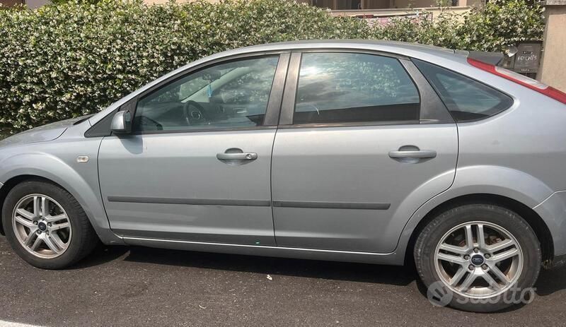 Begagnad Ford Focus 115 HK (84 kW) 2005 Grå Sedan