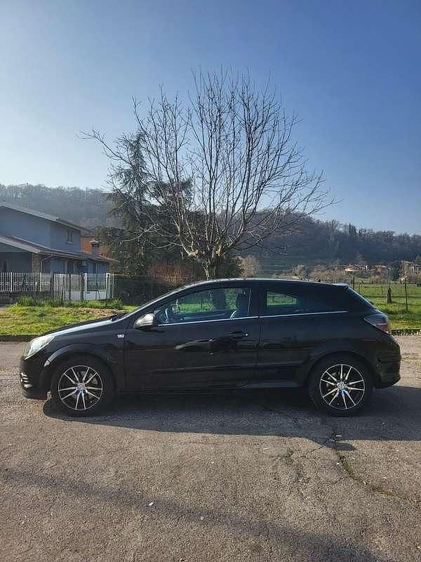 Usata Opel Astra GTC Cosmo 187 CV (137 kW) 2007 Nero Berlina