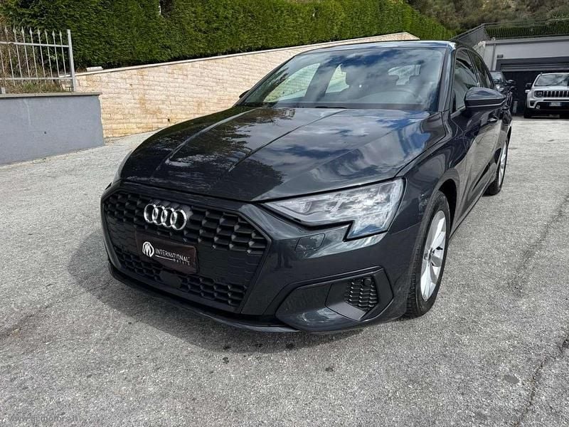 Grigio Usata 2022 Audi A3 Business Tre volumi | 25.990 € (Buon prezzo) - Immagine 1/4