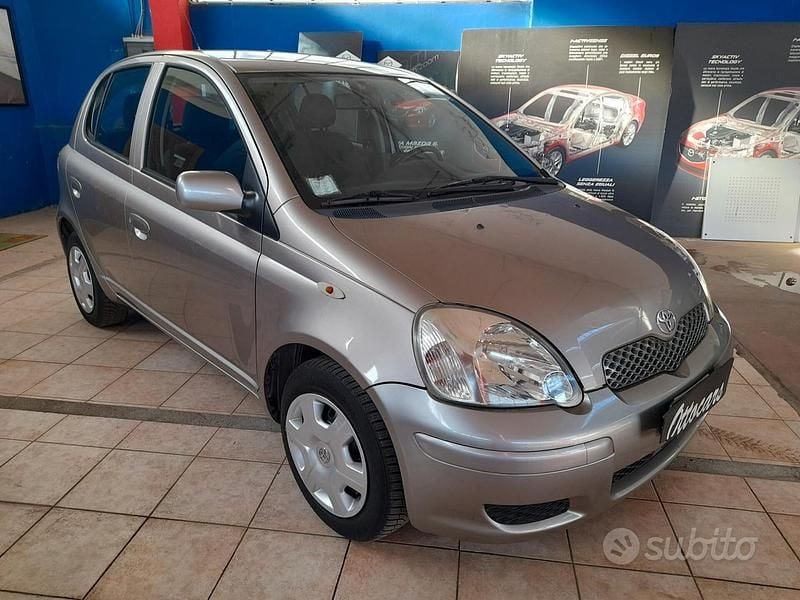 Usata Toyota Yaris Sol 67 CV (49 kW) 2003 Grigio Berlina