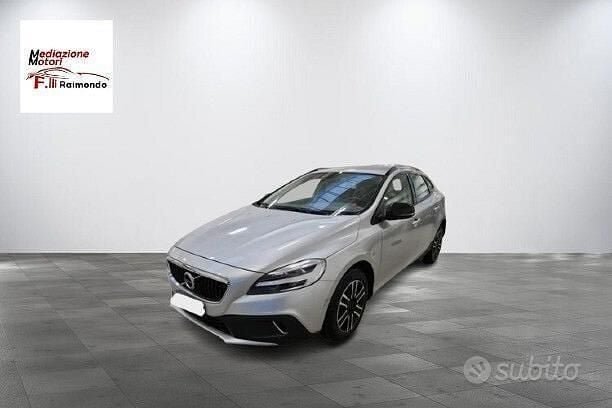Usata Volvo V40 Plus 120 CV (88 kW) 2019 Bianco Berlina