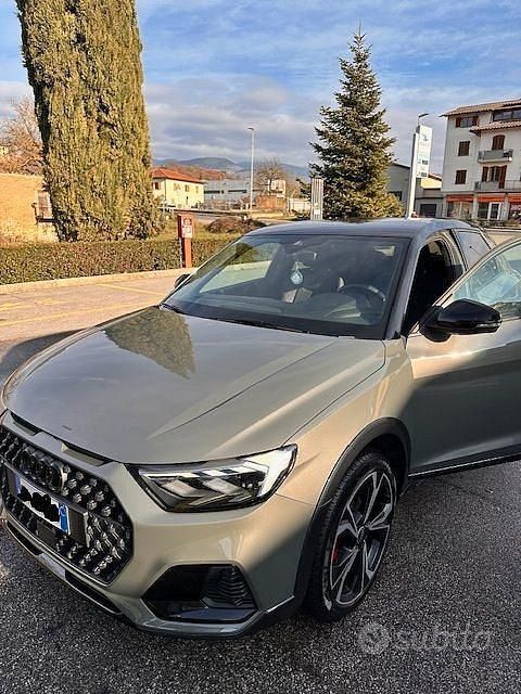Grigio Usata 2023 Audi A1 S-Line Tre volumi | 26.980 € (Buon prezzo) - Immagine 1/4