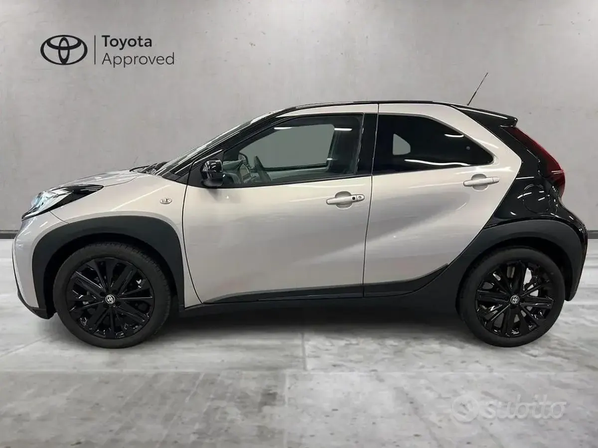 Usata Toyota Aygo X Edition 72 CV (52 kW) 2025 Grigio SUV