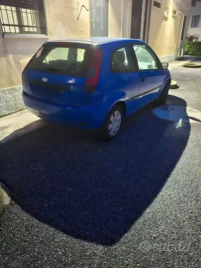 Usata Ford Fiesta Ambiente 75 CV (55 kW) 2003 Blu Utilitaria