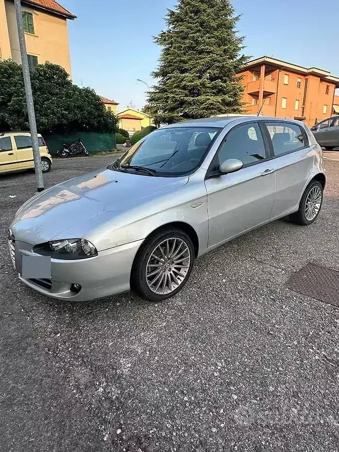 Usata Alfa Romeo 147 105 CV (77 kW) 2007 Grigio Utilitaria