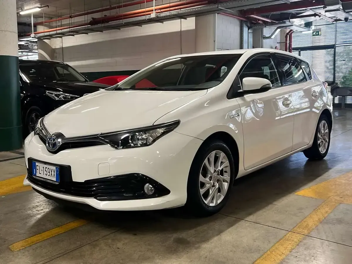 Usata Toyota Auris Hybrid Business Edition 99 CV (72 kW) 2018 Bianco Berlina