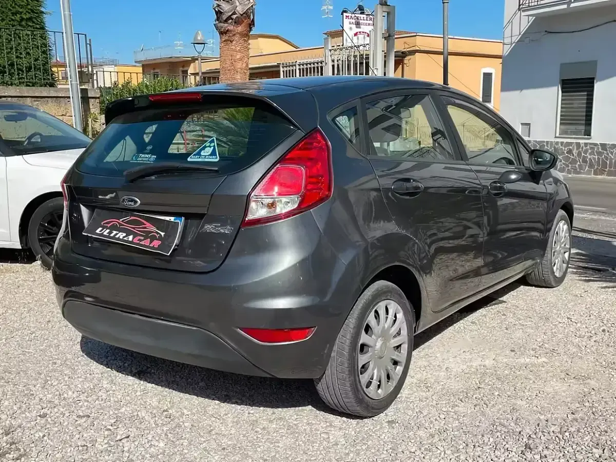 Usata Ford Fiesta 60 CV (44 kW) 2016 Grigio Utilitaria