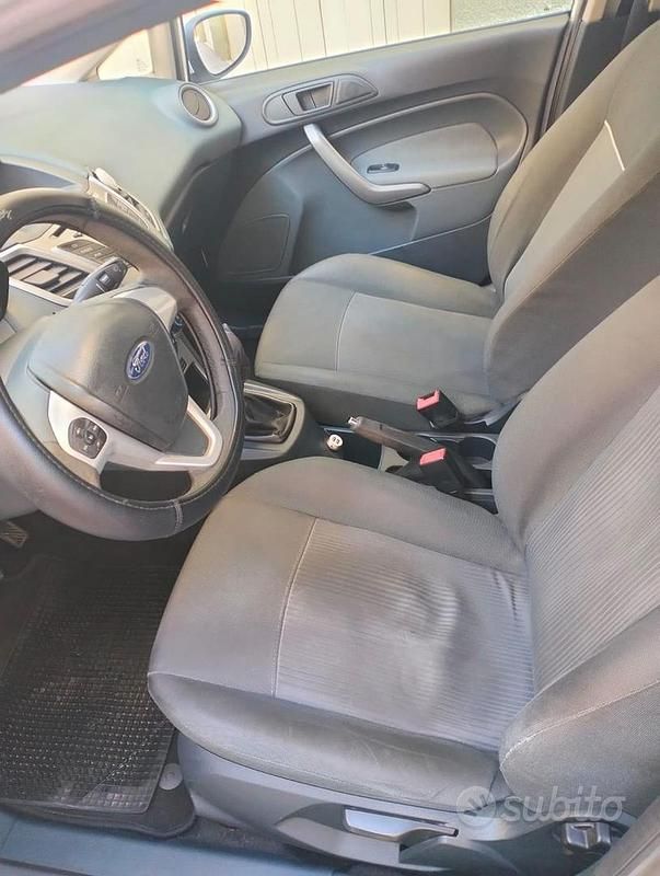 Usata Ford Fiesta 70 CV (51 kW) 2011 Bianco Utilitaria