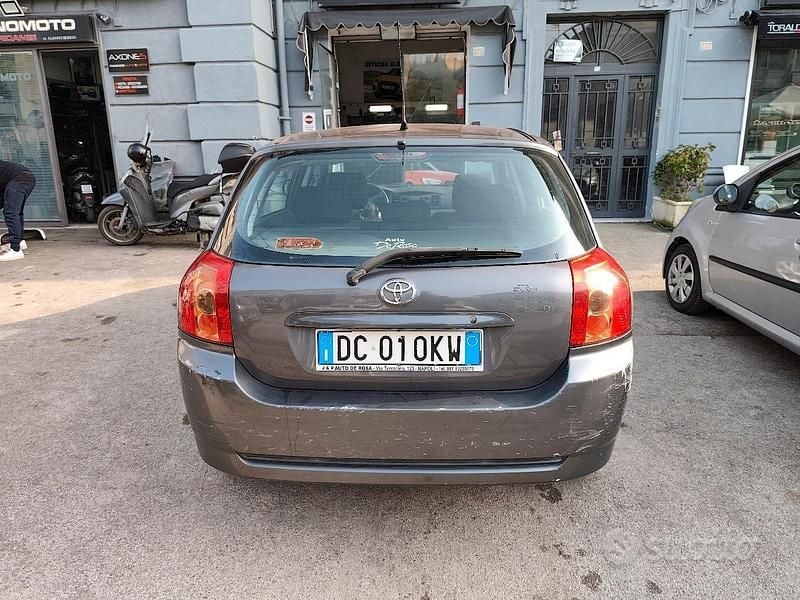 Usata Toyota Corolla 97 CV (71 kW) 2006 Grigio Berlina