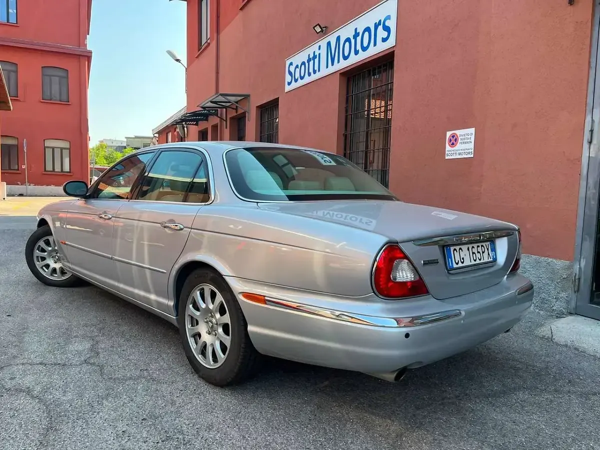 Usata Jaguar XJ Executive 258 CV (189 kW) 2003 Argento Berlina