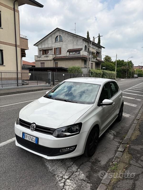 Bianco Usata 2013 VW Polo Tre volumi | 5700 € (Buon prezzo) - Immagine 1/4