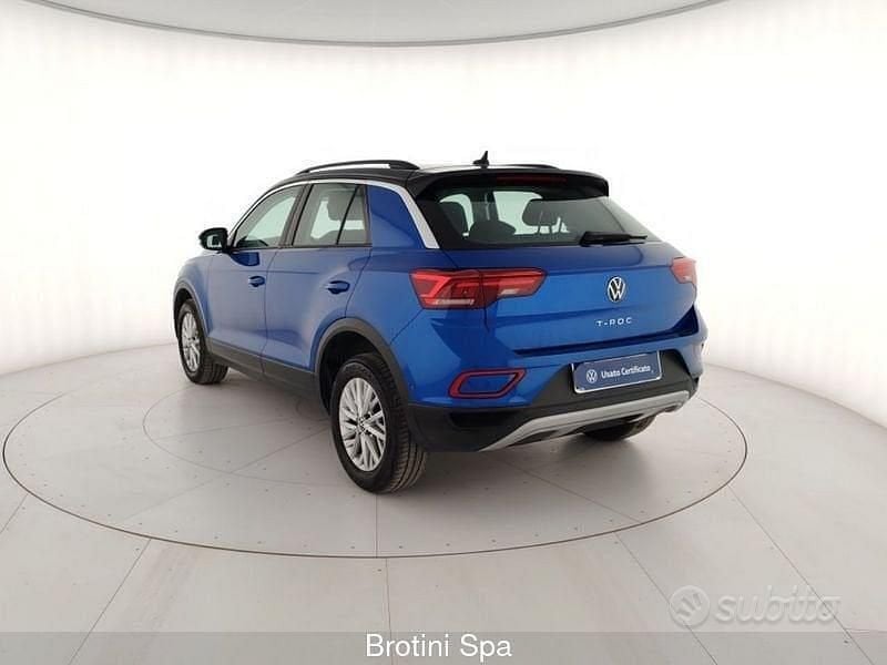 Usata VW T-Roc Life 110 CV (80 kW) 2023 Blu metallizzato SUV