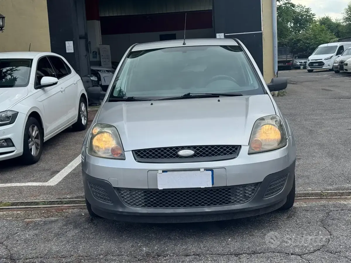 Usata Ford Fiesta Titanium 75 CV (55 kW) 2006 Grigio Utilitaria