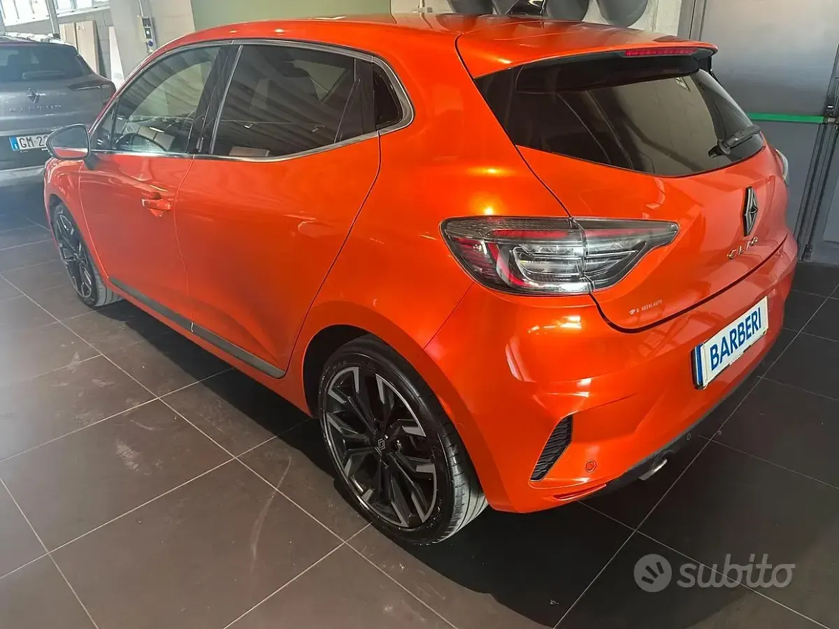 Usata Renault Clio V Techno 101 CV (74 kW) 2024 Arancione Berlina