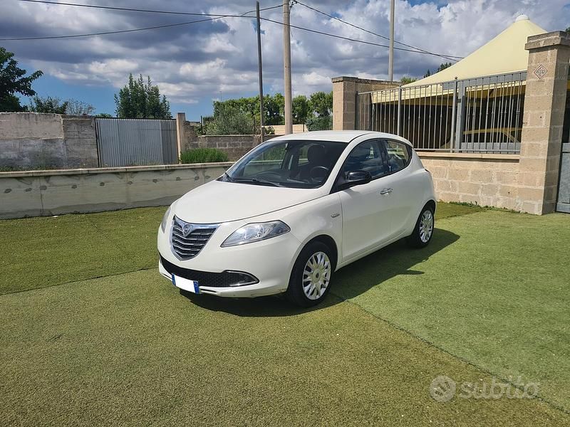 Usata Lancia Ypsilon Gold 95 CV (69 kW) 2012 Bianco Utilitaria
