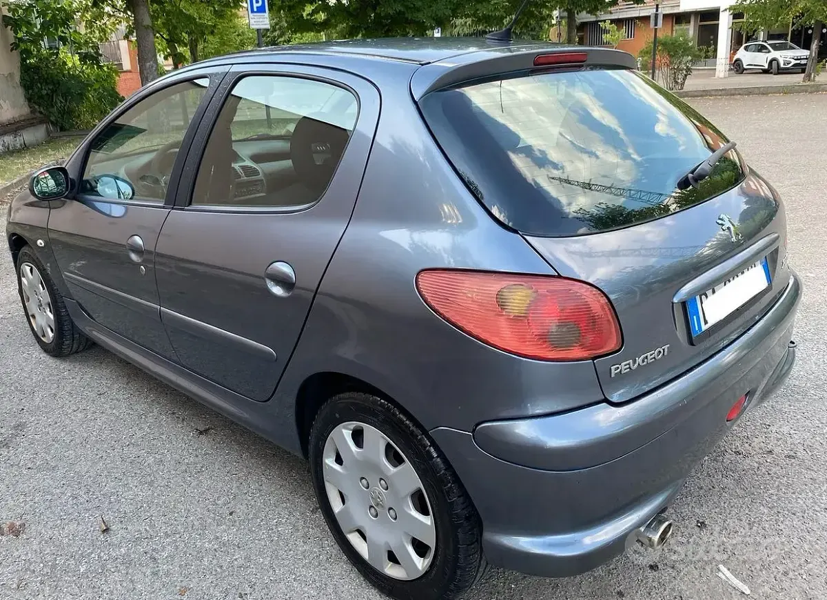 Usata Peugeot 206 109 CV (80 kW) 2006 Grigio Utilitaria